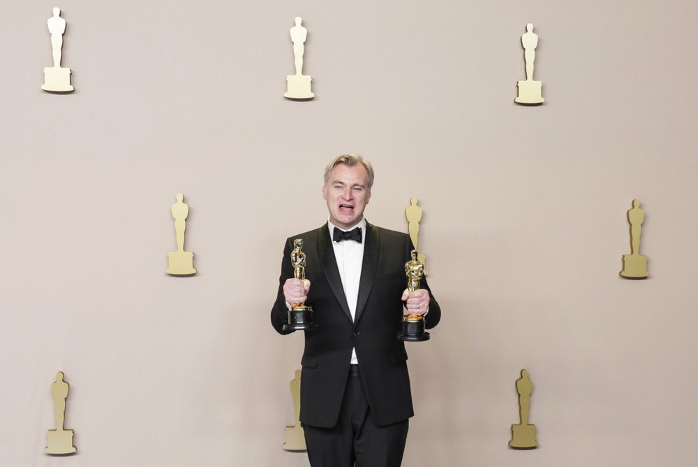 Крістофер Нолан з «Оскаром» за найкращу режисуру та найкращий фільм «Оппенгеймер» під час 96-ї щорічної церемонії вручення
премії «Оскар» у Лос-Анджелесі, 10 березня 2024 року.