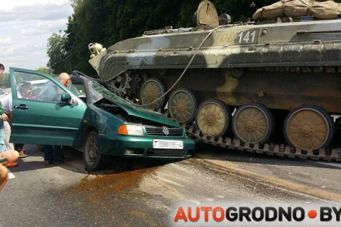 У Білорусі БМП роздавила легковий автомобіль, водій дивом вижив