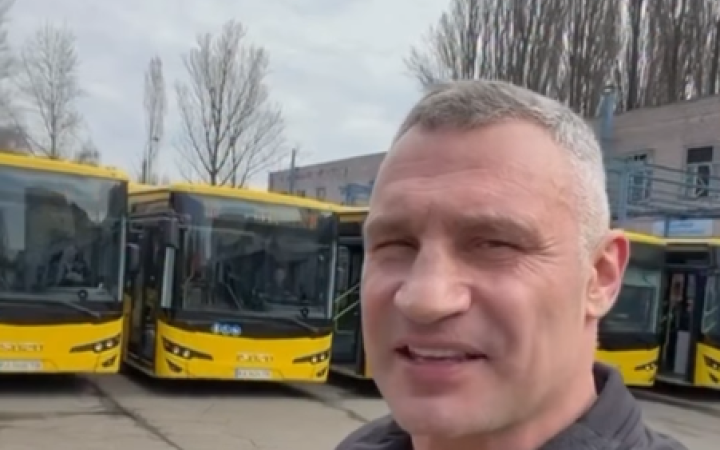 На столичні маршрути вийшли ще 20 нових автобусів, які Київ закупив у Туреччині