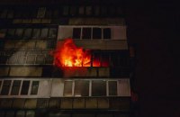 Мужчина из-за пожара выпал с 7-го этажа киевской многоэтажки.