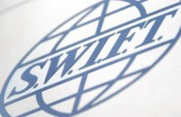 Євросоюз відключає від SWIFT 7 російських банків і забороняє передавати банкноти євро