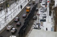 К правительственному кварталу стягивают технику и "Беркут", сообщается о минировании метро