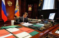 Медведев подписал закон о здравоохранении, возмутивший врачей и родителей