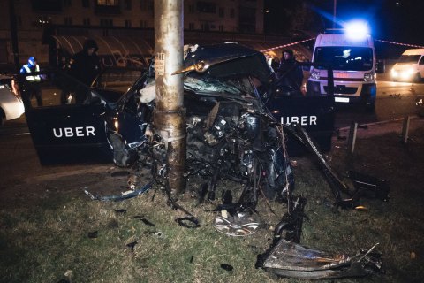 У Києві таксі Uber на великій швидкості врізалося в стовп, пасажир у реанімації