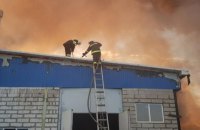 В Харьковской области спасатели всю ночь тушили пожар на складе резиновых изделий