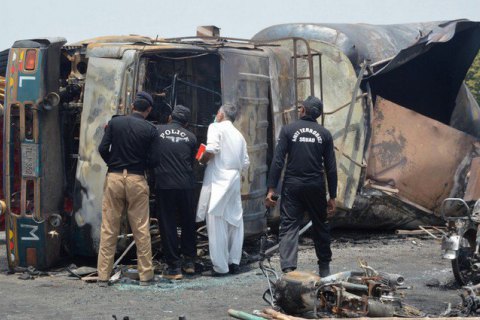 При взрыве в Пакистане погибли 15 человек