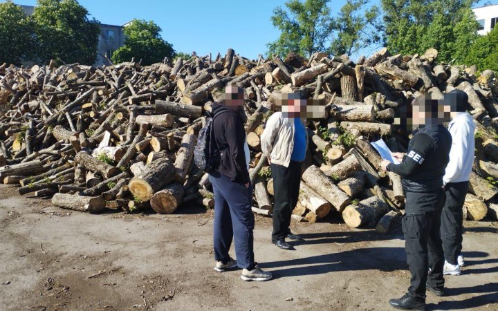 Групу посадовців і підприємців підозрюють у розтраті 90 млн гривень на закупівлі дров для ЗСУ