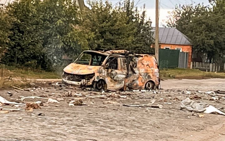 Росіяни скинули вибухівку з дрона на цивільне авто на Херсонщині, є поранені