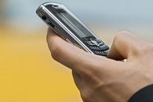 Заключенным могут разрешить пользоваться мобильными телефонами