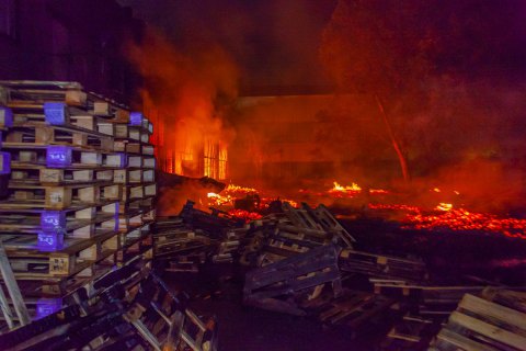 В Днепре произошел масштабный пожар на складах из мебелью