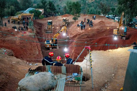 У Марокко на п’яту добу врятували 5-річного хлопчика, який упав у 32-метровий колодязь