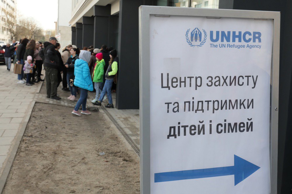 Черга з українців біля центру допомоги переселенцям, Офісу Верховного комісара ООН у справах біженців у Варшаві, 7 квітня 2022 р.