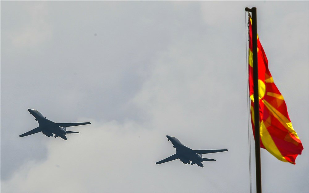 Американські військові літаки НАТО пролітають над Скоп’є на честь прийняття країни до НАТО, Республіка Північна Македонія, 29 травня 2020 р.