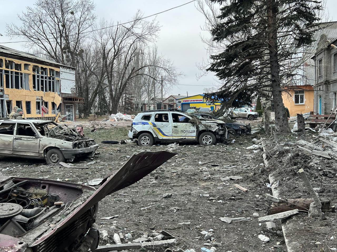 Наслідки ракетного обстрілу Лиманського відділу поліції Донецької області 31 грудня