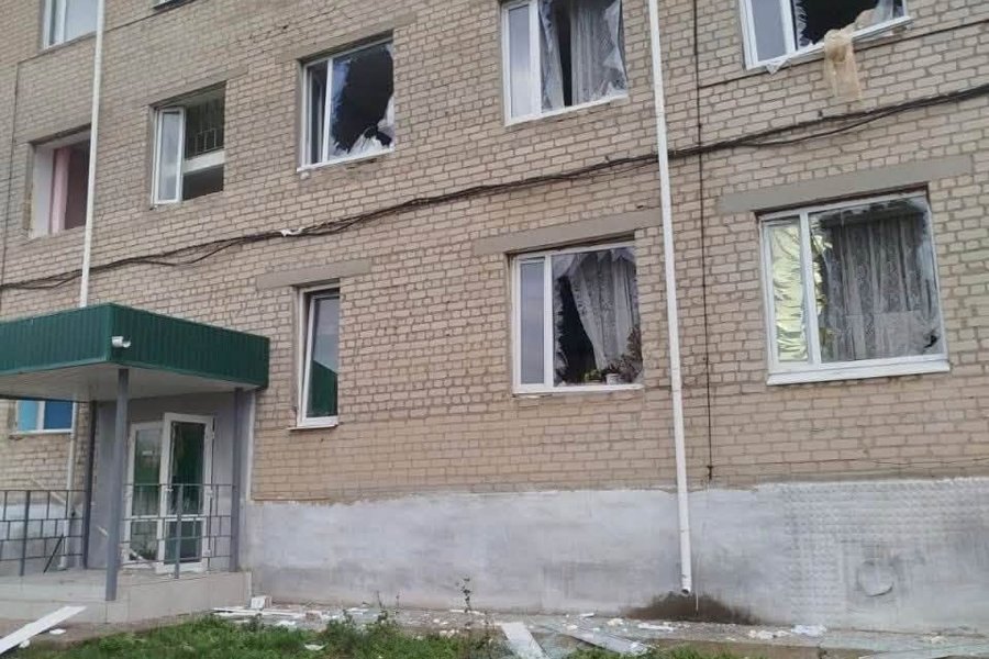Пошкоджена будівля лікарні у Великому Бурлуку на Харківщині