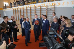 Ахметов в родной школе открыл новый учебно-спортивный комплекс