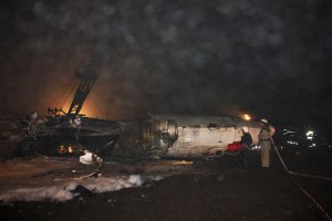 Комиссия начала расшифровывать "черные ящики" разбившегося в Донецке самолета