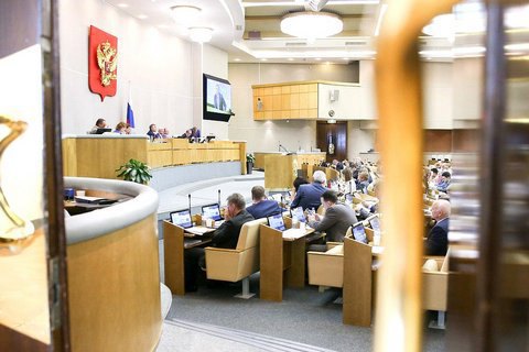 В России разрешили признавать людей "иноагентами" и запретили продавать смартфоны без российских приложений