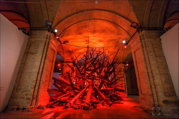 Инсталляция Антона Логова на выставке Тени забытых предков в Арсенале в 2016 году
