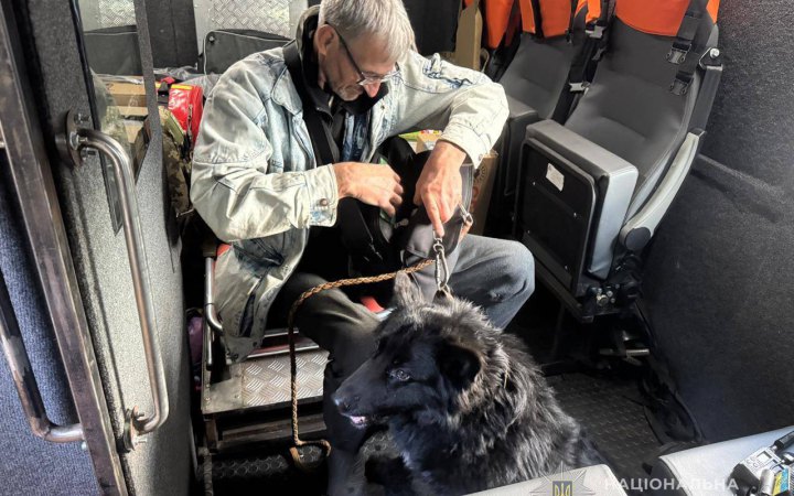 "Білі янголи" евакуювали з прикордоння Сумщини чоловіка, будинок якого знищили росіяни