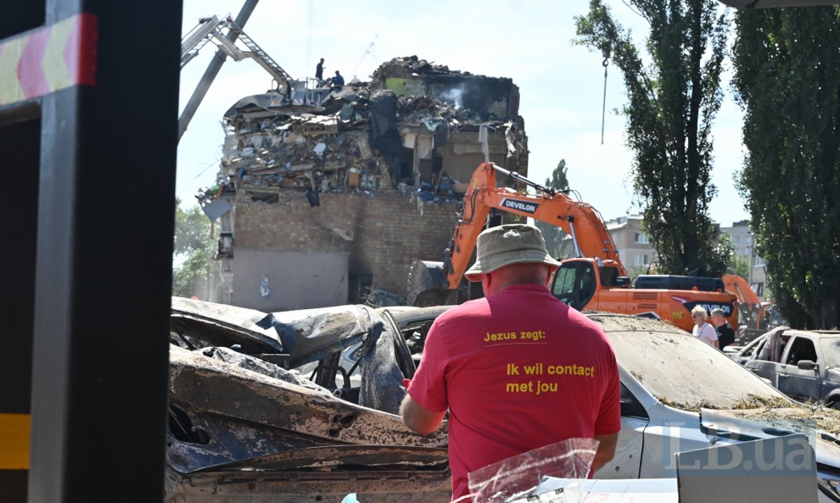На місці удару по п'ятиповерхівці у Дарницькому районі Києва.