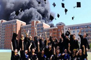 Выпускники китайского вуза сфотографировались на фоне горящего общежития