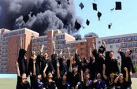 Выпускники китайского вуза сфотографировались на фоне горящего общежития