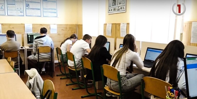 Учні Мукачівської школи проходять мультитест-онлайн наближений до реального НМТ