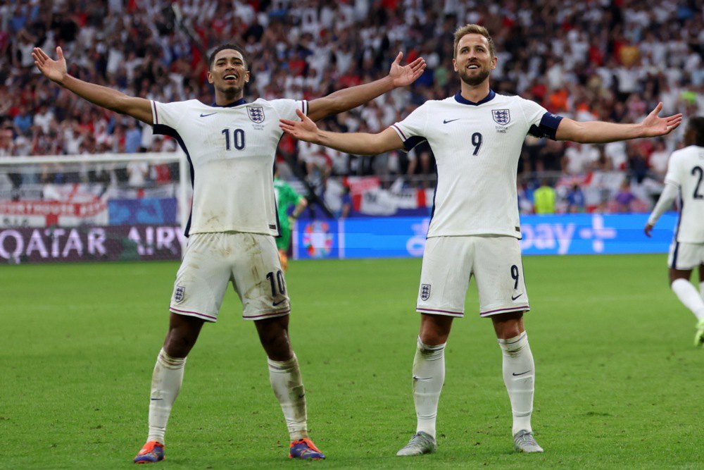 Джуд Беллінгем з Англії святкує забитий м'яч разом зі своїм товаришем по команді Гаррі Кейном (праворуч) під час матчу 1/8 фіналу Євро-2024 між збірними Англії та Словаччини в Гельзенкірхені, Німеччина.