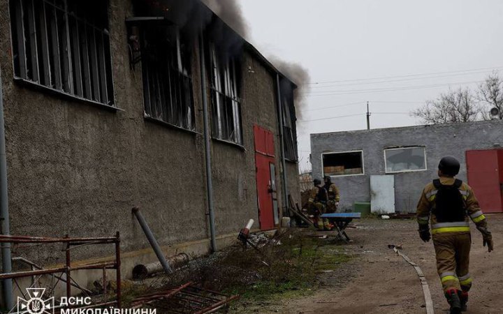 У Миколаєві після атаки РФ горів сільськогосподарський склад площею 500 кв. м