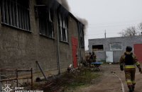 У Миколаєві після атаки РФ горів сільськогосподарський склад площею 500 кв. м
