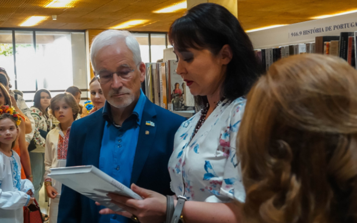 В нових містах Португалії, Польщі та Канади з'явилися "Українські книжкові полички"