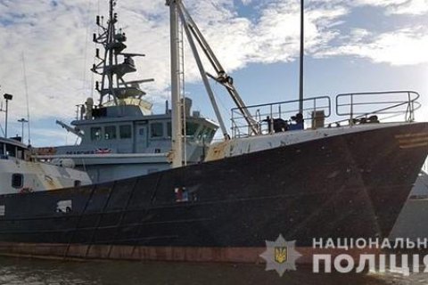 Біля узбережжя Британії затримали судно з нелегалами, арештували двох українців