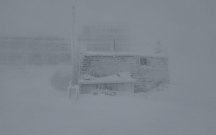 На горі Піп Іван сніжить, видимість обмежена