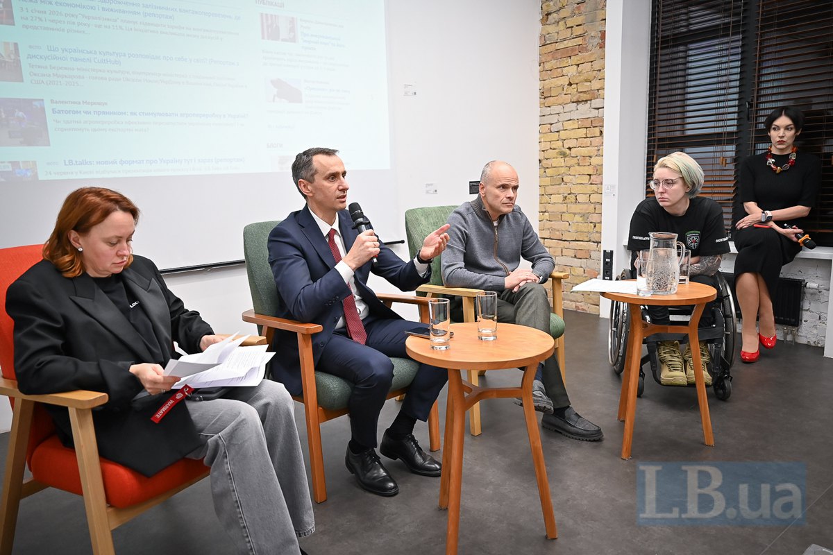 Директорка ради директорів компанії «Дарниця» Катерина Загорій, міністр охорони здоров'я Віктор Ляшко, голова профільного
комітету ВРУ Михайло Радуцький, нардепка і ветеранка Яна Зінкевич, шеф-редакторка Lb.ua і модераторка Соня Кошкіна (праворуч)