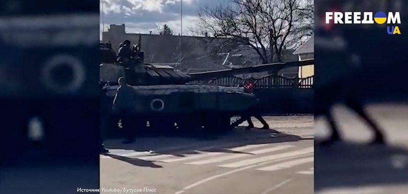 Житель Чернігівщини намагається голіруч зупинити російський танк, Бахмач, Чернігівська область