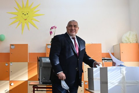 Болгарія голосує за президента, а також втретє за рік проводить вибори до парламенту
