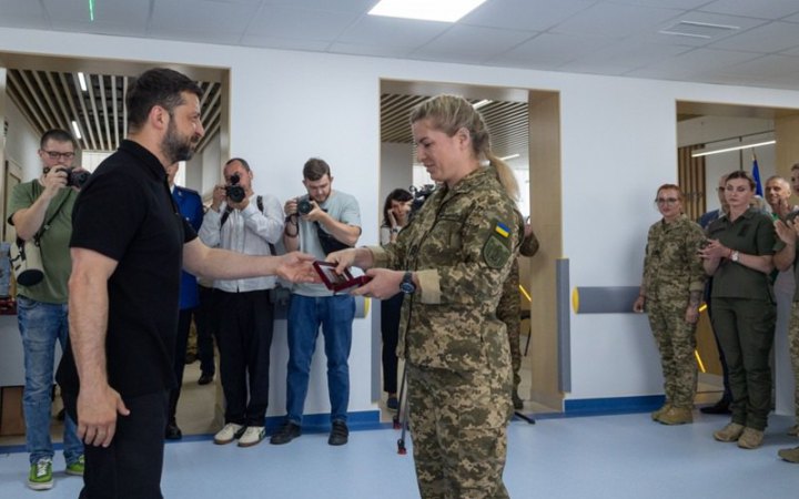 ​Зеленський привітав медиків із професійним святом і відзначив їх держнагородами