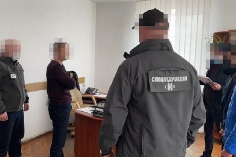 На Житомирщині викрили двох посадовців поліції, які брали хабарі талонами на пальне