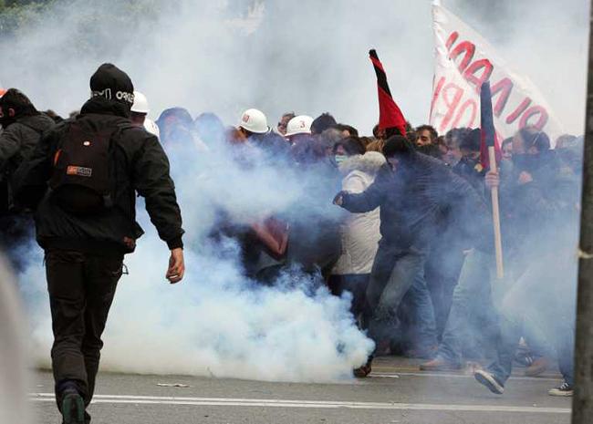 Политика бюджетной экономии привела к массовым протестам в Греции (на фото) и других странах Европы