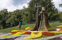 На Певческом поле появилась цветочная скульптура князя Владимира