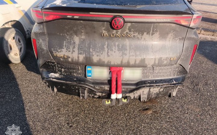 ​У Києві оштрафували водійку, яка  закрила номерний знак іграшкою