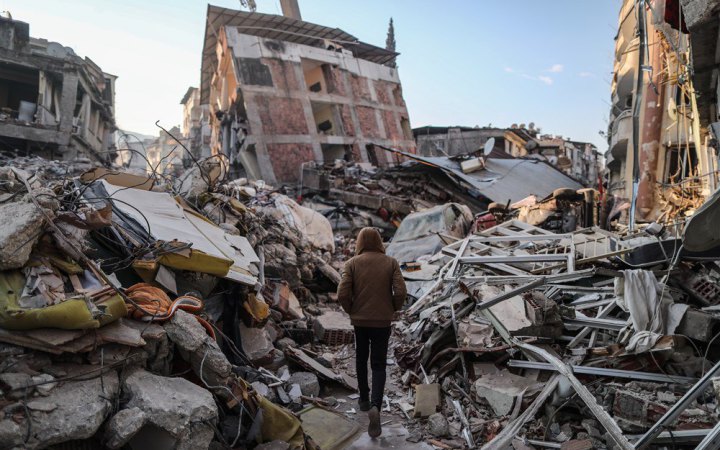Кількість загиблих від землетрусів у Туреччині та Сирії наближається до 42 тисяч