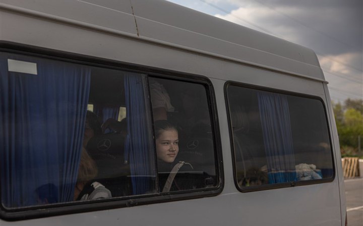 Із прифронтових регіонів Донеччини і Луганщини примусово евакуювали 130 дітей
