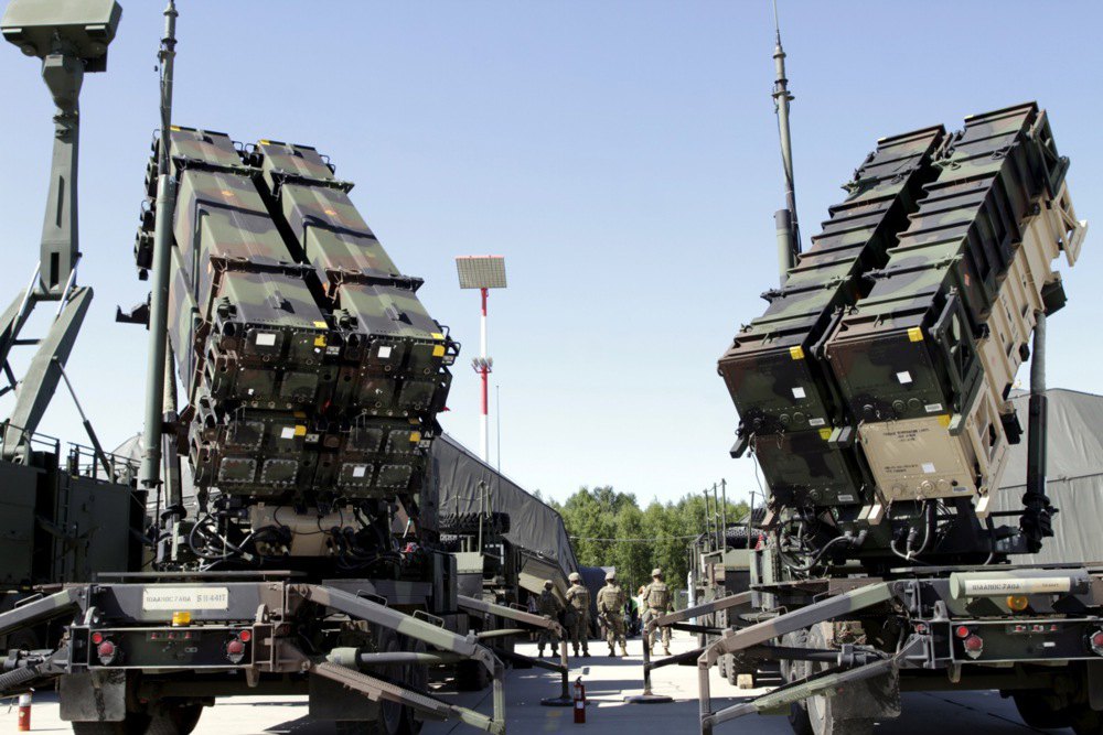 Дві пускові установки зенітно-ракетних систем <i>Patriot</i> під час навчань протиповітряної оборони на авіабазі Сауляй, Литва, 20 липня 2017 р.