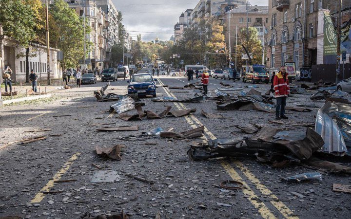 Hậu quả của cuộc pháo kích ở Kyiv, tòa nhà của Phái bộ Tham vấn EU bị hư hại