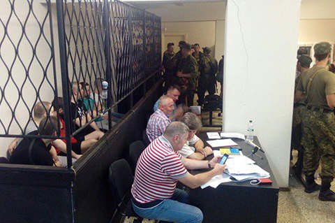 Суд на фоне беспорядков продлил арест подозреваемым в убийстве сотрудника СБУ 