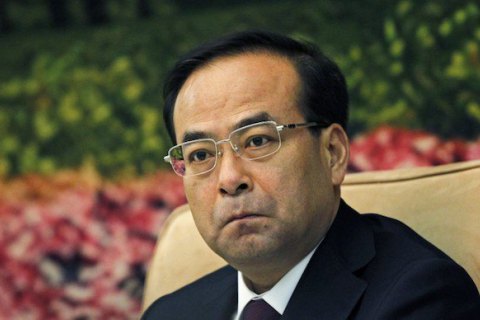 Колишнього члена китайського політбюро засуджено до довічного ув'язнення за корупцію
