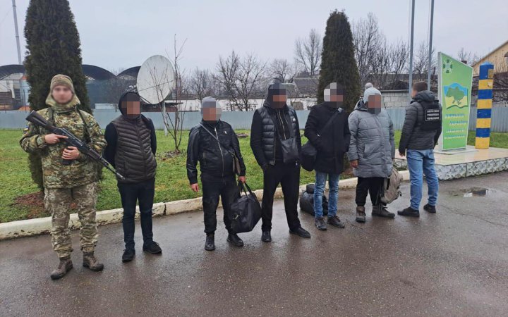 За 300 метрів від кордону з Угорщиною затримали порушників, один з яких "сидів" у Росії