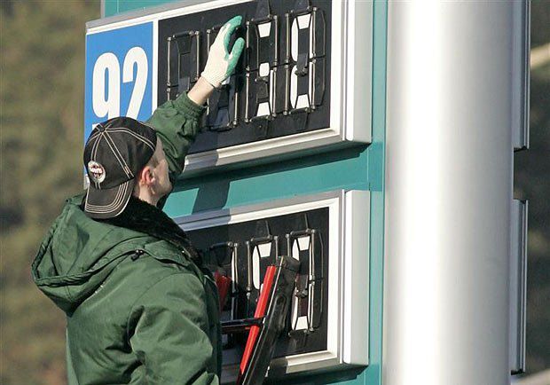 Цена на нефть угрожает величию России, но вряд ли сильно ударит по ценам на АЗС - тут цены снижать не любят